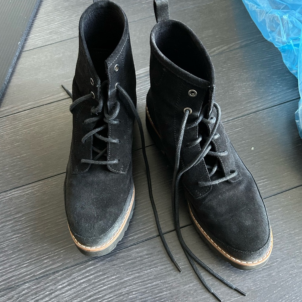 Ladies hush puppies Suede lace up Booties size 9.5